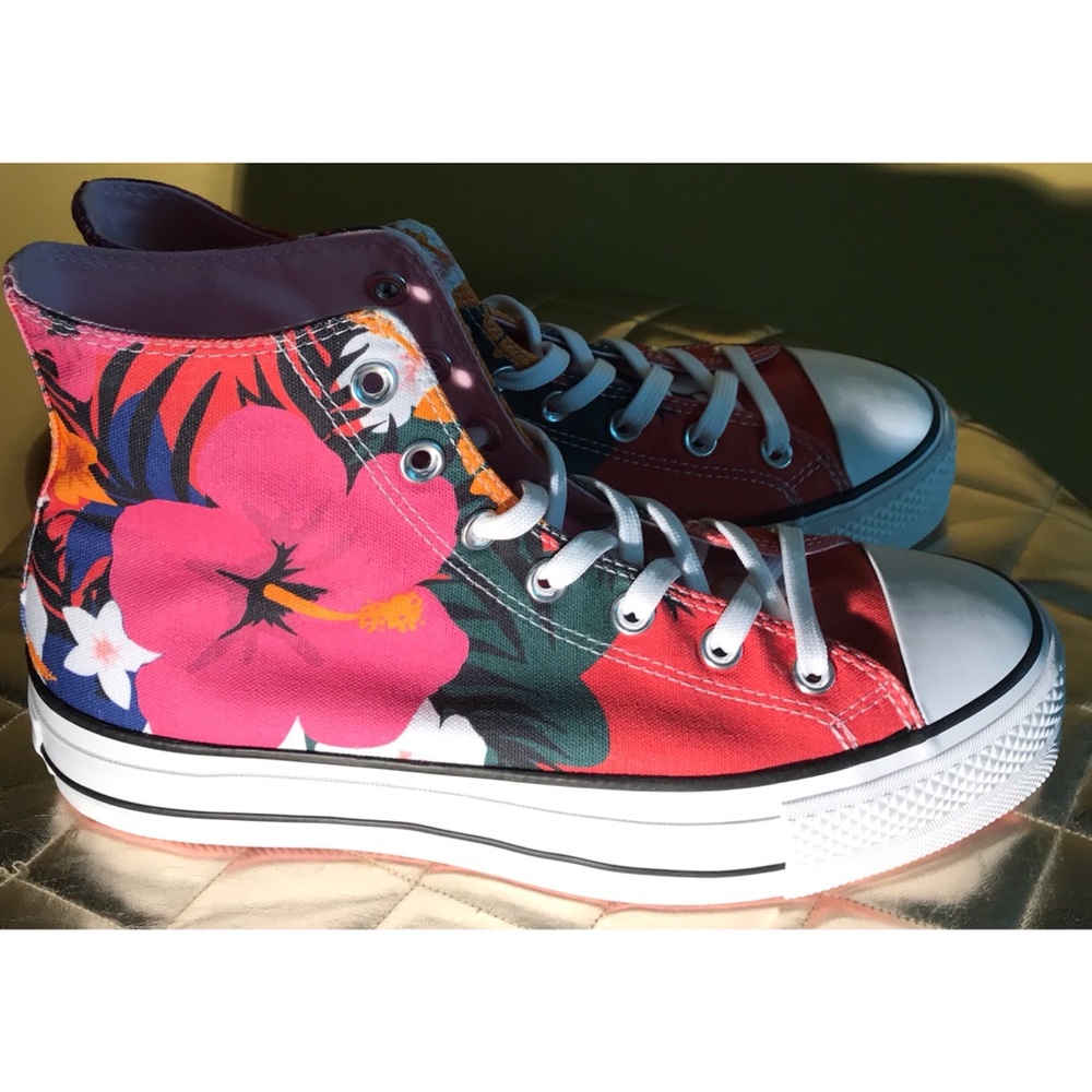 🌸NWOT🌺CONVERSE Platform Sneakers🌸
